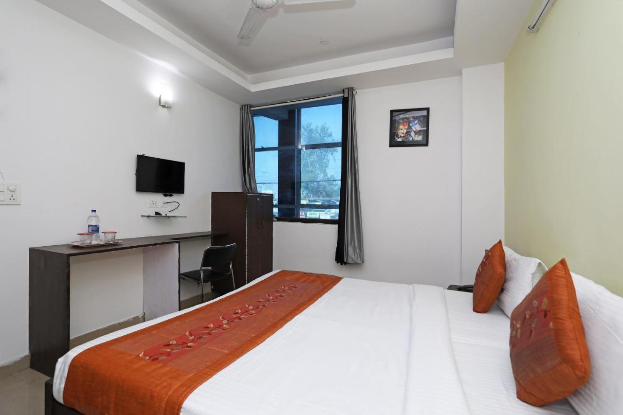 Oyo 11392 The Hotel Grand Hospitality Noida Eksteriør billede