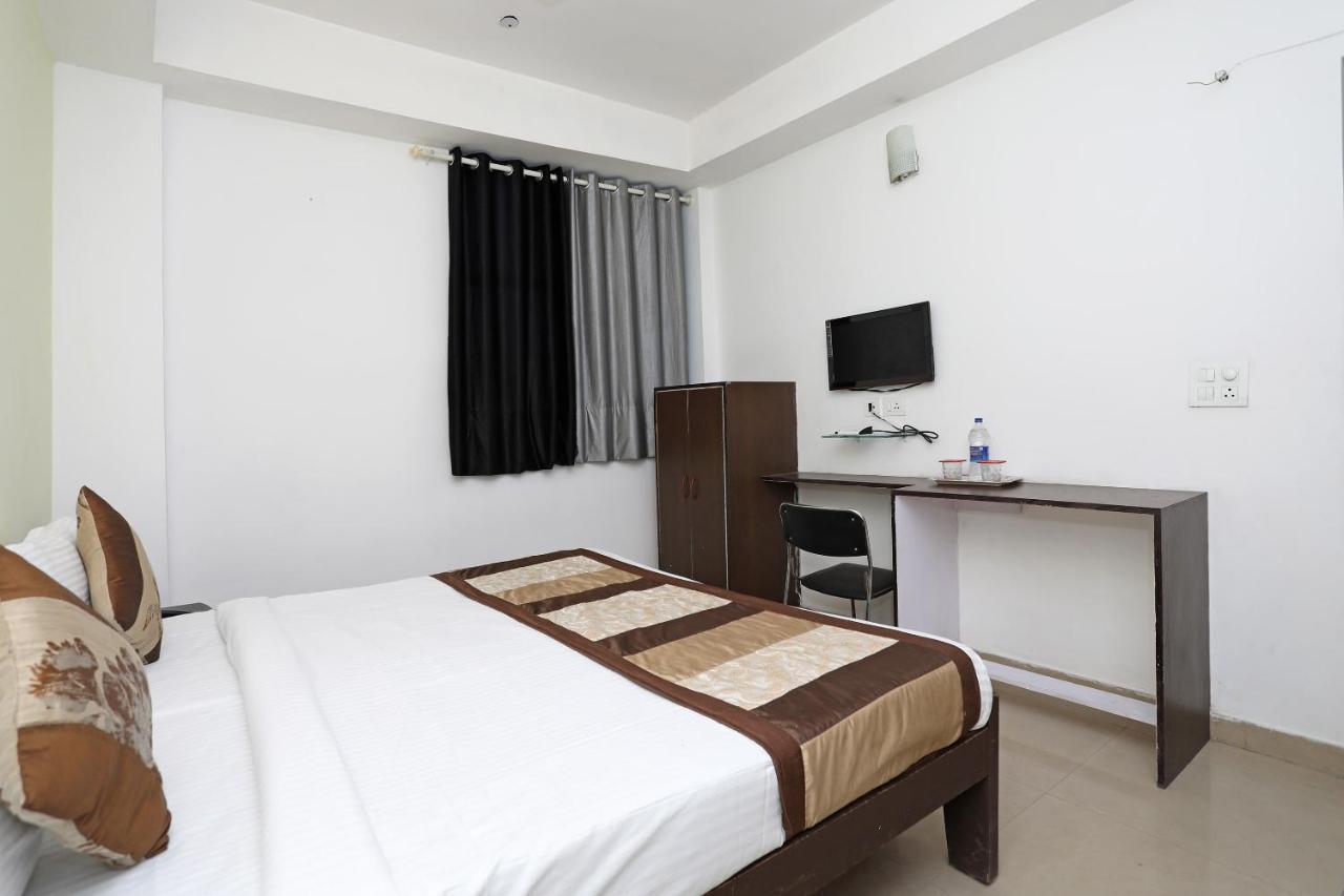 Oyo 11392 The Hotel Grand Hospitality Noida Eksteriør billede